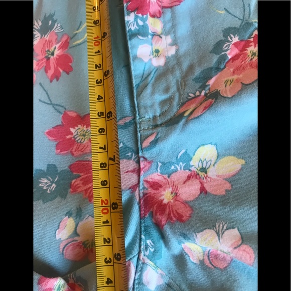 Crazy Horse/Liz Claiborne Petite Capris Sz 4 - Picture 6 of 7